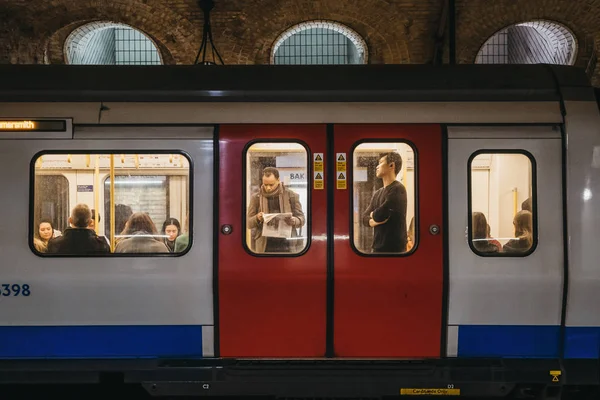 London November 2019 Metro Van Londen Een Perron Mensen Door — Stockfoto