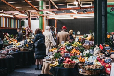 Londra, Uk - 29 Kasım 2019: Meyve ve sebzeler Londra 'nın en büyük ve en eski gıda pazarlarından biri olan Borough Market' te satılıyor..