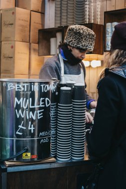 Londra, Uk - 29 Kasım 2019: Londra 'nın en büyük ve en eski gıda pazarlarından biri olan Borough Market' teki bir içki dükkanında sıcak şarap satışı.