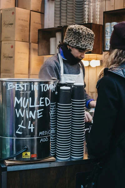 Londra, Uk - 29 Kasım 2019: Londra 'nın en büyük ve en eski gıda pazarlarından biri olan Borough Market' teki bir içki dükkanında sıcak şarap satışı.