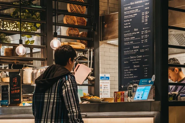 London November 2019 Man Orders Food Stalls Spitalfields Market One — ストック写真