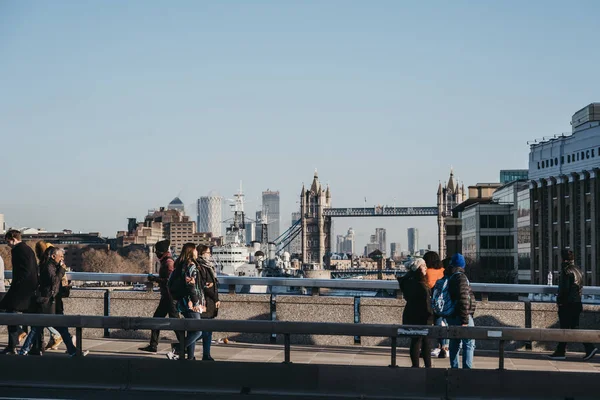 London November 2019 Pedestrians London Bridge River Thames Tower Bridge — Stock Photo, Image