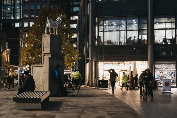 London November 2019 Goat Sculpture Kenny Hunter Spitalfields London Evening — Stock Photo, Image