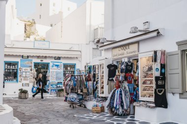 Hora, Mykonos - 23 Eylül 2019: Adanın başkenti Hora (Mykonos Town) 'da bir caddedeki dükkanlar ve Cycladic mimarisinin en iyi örneklerinden biri.