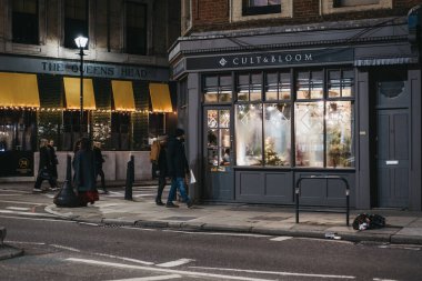 Londra, Uk - 14 Aralık 2019: Shoreditch 'teki Tarikat ve Çiçek Kuaförü cephesi, Londra' nın doğu yakasının ilginç pazar, bar ve restoranlara ev sahipliği yapan popüler bir alanı,.