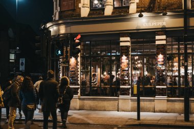 Londra, Uk - 14 Aralık 2019: Shoreditch 'teki Culpeper Bar Cephesi, Londra' nın doğu yakasında bir dizi market, bar ve restorana ev sahipliği yapan popüler bir yer. Akşamları, insanlar geçer gider..