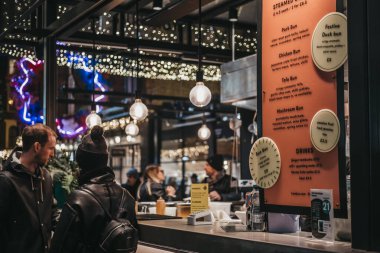 Londra, Uk - 14 Aralık 2019: Menü, Londra 'nın en iyi Viktorya Marketlerinden biri olan Spitalfields Market' teki Çin gıda tezgahında moda, antika ve yiyecek sunan tezgahlardan biri. Seçici odak.