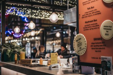 Londra, Uk - 14 Aralık 2019: Menü, Londra 'nın en iyi Viktorya Marketlerinden biri olan Spitalfields Market' teki Çin gıda tezgahında moda, antika ve yiyecek sunan tezgahlardan biri. Seçici odak.