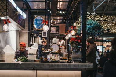 Londra, Uk - 14 Aralık 2019: Londra 'nın en iyi Viktorya dönemi marketlerinden biri olan Spitalfields Market' teki Hint gıda tezgahı moda, antika ve yiyecek sunuyor. Seçici odak.