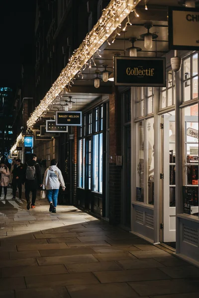 ロンドン 12月14 2019 人々は ファッション アンティーク 食べ物を提供する屋台でロンドンで最も優れた現存するマーケットホールの1つであるSpitalfield Marketの店やカフェを歩いています — ストック写真