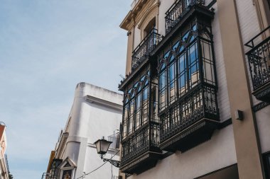 Sevilla, Endülüs, İspanya 'da balkonu olan tipik bir evin cephesi.