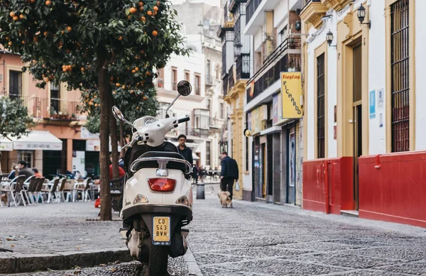 Sevilla España Enero 2020 Vespa Moto Aparcada Una Calle Pavimentada — Foto de Stock