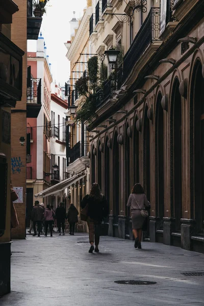 セビリア スペイン 2020年1月17日 セビリアの通りを歩く女性の背面ビュー 南スペインのアンダルシア地方の首都と人気のある観光地 モーションブラー 選択的フォーカス — ストック写真