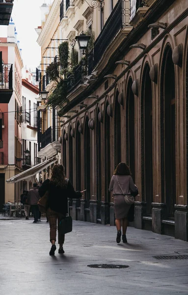 セビリア スペイン 2020年1月17日 セビリアの通りを歩く女性の背面ビュー 南スペインのアンダルシア地方の首都と人気のある観光地 モーションブラー 選択的フォーカス — ストック写真