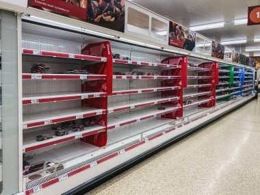 Londra, Uk - 12 Mart 2020: Coronavirus tehdidi nedeniyle Londra, Winchmore Hill 'deki Sainsburys süpermarketinin et reyonundaki boş raflar.