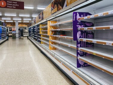 Londra, Uk - 12 Mart 2020: Coronavirus tehdidi nedeniyle Londra, Winchmore Hill 'deki Sainsburys süpermarketinin et reyonundaki boş raflar.