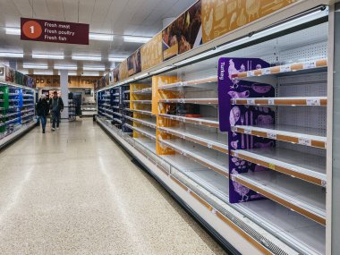 Londra, Uk - 12 Mart 2020: Coronavirus tehdidi nedeniyle Londra, Winchmore Hill 'deki Sainsburys süpermarketinin et reyonundaki boş raflar.