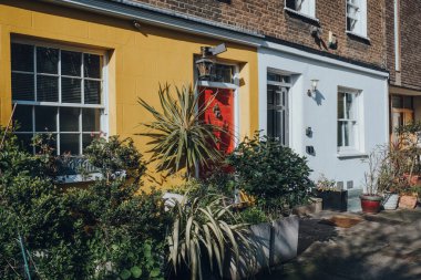 Londra, İngiltere 'de birbiriyle zıt ön kapıları olan renkli evler..