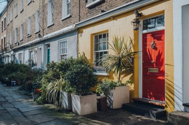 Londra, İngiltere 'de birbiriyle zıt ön kapıları olan renkli evler..