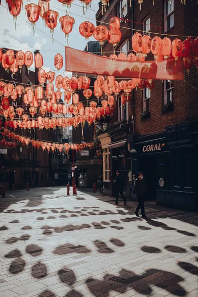 Лондон Великобритания Марта 2020 Года Человек Маске Проходит Красными Фонарями — стоковое фото