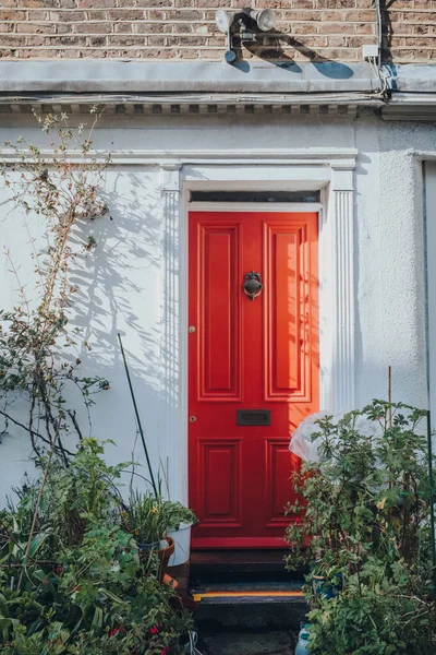 Colourful Bright Red Front Door Traditional English House London — Stock Photo, Image