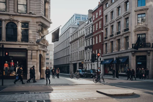 London Großbritannien März 2020 Menschen Gehen Vor Geschäften Der Regent — Stockfoto