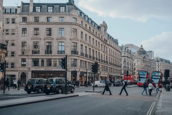 Londra Ngiltere Mart 2020 Regent Caddesi Ndeki Siyah Taksiler Otobüsler — Stok fotoğraf