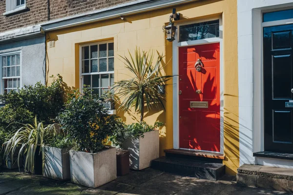 Porta Dianteira Vermelha Brilhante Colorida Uma Casa Amarela Londres Reino Fotos De Bancos De Imagens