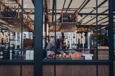 Londra İngiltere - 06 Mart 2020: Londra 'nın en popüler turizm merkezlerinden biri olan Covent Garden Market' teki restoranın içinde yemek pişiren personel penceresinden bakın.