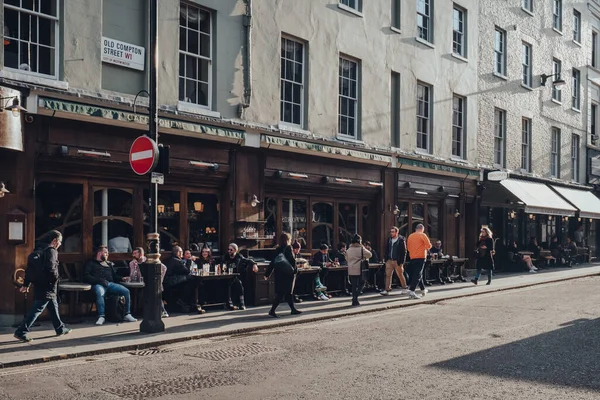 Londyn Wielka Brytania Marca 2020 Ludzie Siedzący Przy Stołach Cafe — Zdjęcie stockowe