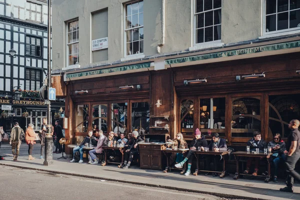Londýn Velká Británie Března 2020 Lidé Sedící Venkovních Stolů Cafe — Stock fotografie