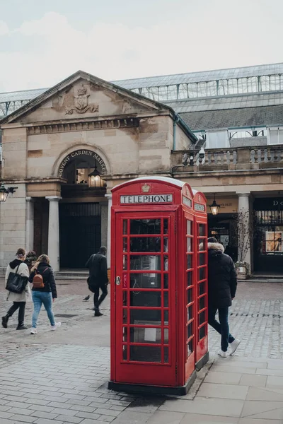 ロンドン イギリス 2020年3月6日 背景に赤い電話ボックスコベントガーデン 赤い電話ボックスは 世界中の現在または以前の英国の植民地で見つけることができます — ストック写真