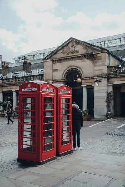 ロンドン イギリス 2020年3月6日 背景に赤い電話ボックスコベントガーデン 赤い電話ボックスは 世界中の現在または以前の英国の植民地で見つけることができます — ストック写真