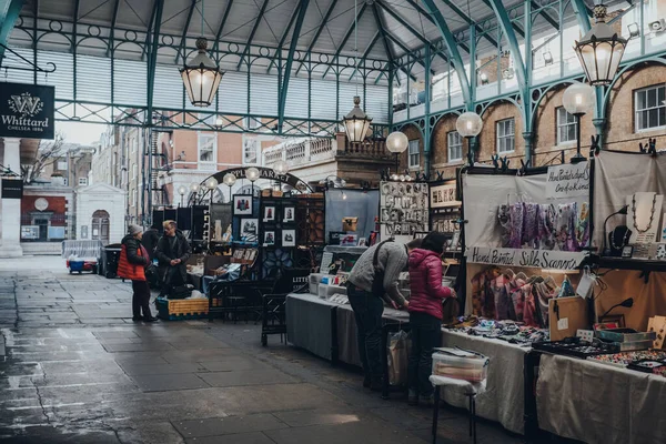 London March 2020 Few Sellers Stalls Apple Market Covent Garden — Stock Photo, Image