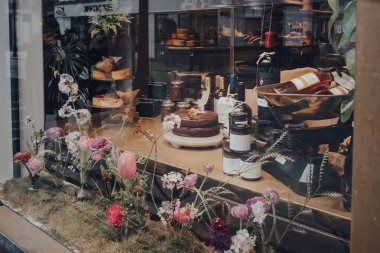 Londra, İngiltere - Mart 06, 2020: Covent Garden, İngiltere 'de Petersham Çocuk Serisi Şarküteri' nin perakende sergisi. Covent Garden, Londra 'da birçok dükkan ve restoranı olan ünlü bir turizm alanıdır..