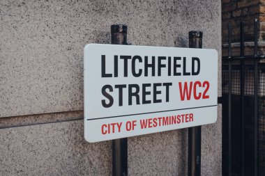 Londra, İngiltere - Mart 06, 2020: Litchfield Caddesi, Westminster, Londra 'nın merkezi bölgesinin çoğunu kaplayan bir ilçe..