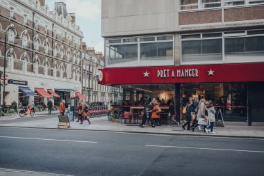 Londra, İngiltere - Mart 06, 2020: İnsanlar İngiltere merkezli ve Londra 'nın merkezinde yaklaşık 500 mağazası olan uluslararası popüler bir sandviç dükkanı zinciri Pret A Manger' ın yanından geçtiler.