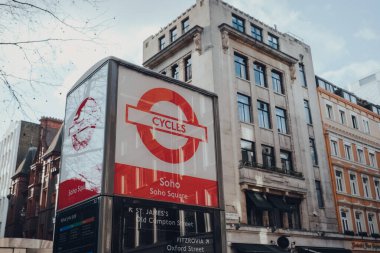Londra, İngiltere - 06 Mart 2020: Soho, Londra 'daki Santander bisiklet yanaşma istasyonunun kapatılması. Santander döngüleri Londra için ulaşımın bir parçasıdır ve kentte işe gidip gelmek için popüler bir seçenektir.