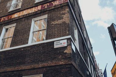 Londra, İngiltere - Mart 06, 2020: Westminster 'daki Soho Meydanı' nda bir binanın sokak adı tabelası, Londra 'nın merkezi bölgesinin çoğunu kaplayan bir semt..