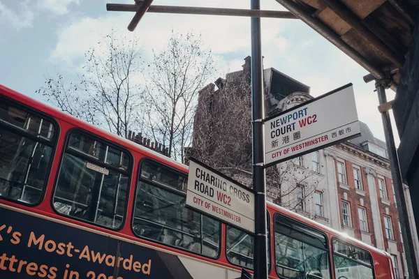 Londyn Wielka Brytania Marzec 2020 Znaki Ulicy Rogu Charing Cross — Zdjęcie stockowe