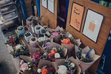 Londra, İngiltere - Mart 06, 2020: Soho, Londra 'da LGBTQ + barları, restoranları ve kulüpleriyle ünlü bir mağazanın önünde küçük buketler ve saksı bitkileri satılıyor.
