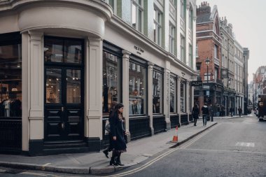 Londra, İngiltere - Mart 06, 2020: Londra 'nın merkezi Londra' da bir caddedeki Rag and Bone mağazası, dükkanlar ve lokantalarla ünlü bir yer, yanından geçen insanlar, hareket bulanıklığı.