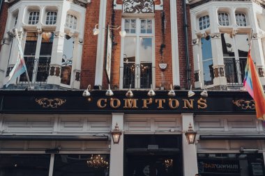 Londra, İngiltere - Mart 06, 2020: Londra 'nın LGBTQ + barları, restoranları ve kulüpleriyle ünlü bir bölgesi olan Soho' daki Comptons gay barının cephesi.