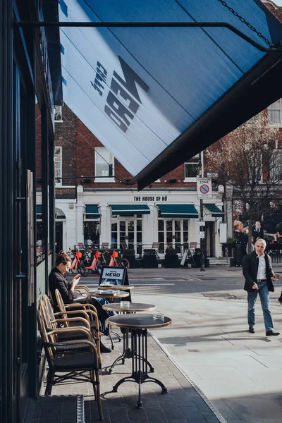 London March 2020 Woman Sits Alone Outdoor Table Cafe Nero — Stock Photo, Image