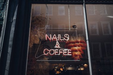 Londra, İngiltere - Mart 06, 2020: Londra 'nın çok sayıda dükkan, bar ve restoranı olan Fitzrovia' daki Rachels salonunun vitrininde Nails & Coffee neon tabelası.