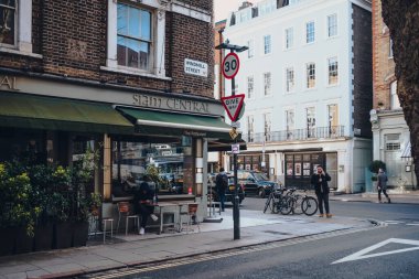 Londra, İngiltere - 06 Mart 2020: Soho 'daki Siyam Merkez Kafe, Londra' nın çok sayıda bar ve restoranı olan ünlü bir bölge, insanlar dışarıda.