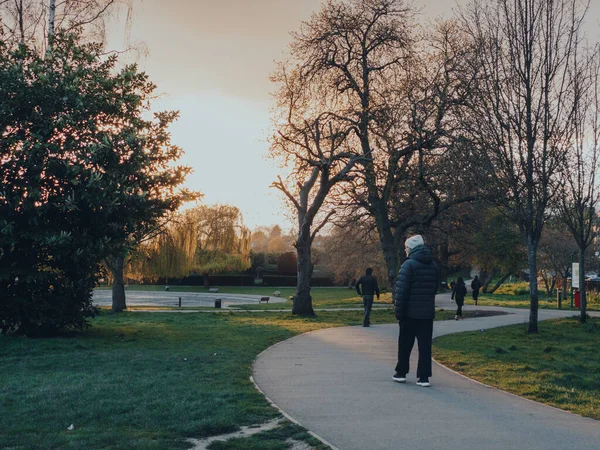 Лондон Великобритания Марта 2020 Люди Идущие Порознь Тропинке Парке Лондоне — стоковое фото