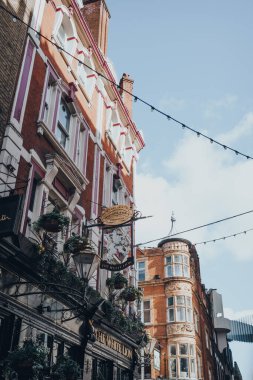 Londra, İngiltere - Mart 06, 2020: Covent Garden 'daki Beyaz Aslan cephesi ve dekoru, Londra' da bir çok mağazası ve restoranı olan ünlü bir turizm alanı.