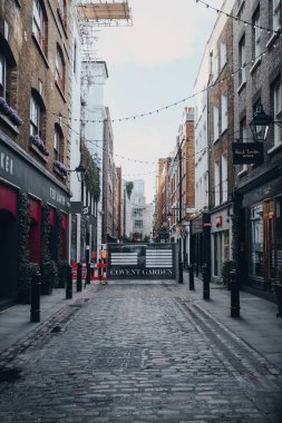 Londra, İngiltere - Mart 06, 2020: Covent Garden 'da Floral Caddesi' nin her iki tarafındaki dükkanlar, Londra 'da bir çok mağazası ve restoranı olan ünlü bir turizm alanı..