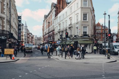 Londra, İngiltere - 06 Mart 2020: Covent Garden caddelerinde yürüyen insanlar, Londra 'da bir çok mağazası ve restoranı olan ünlü bir turizm alanı.